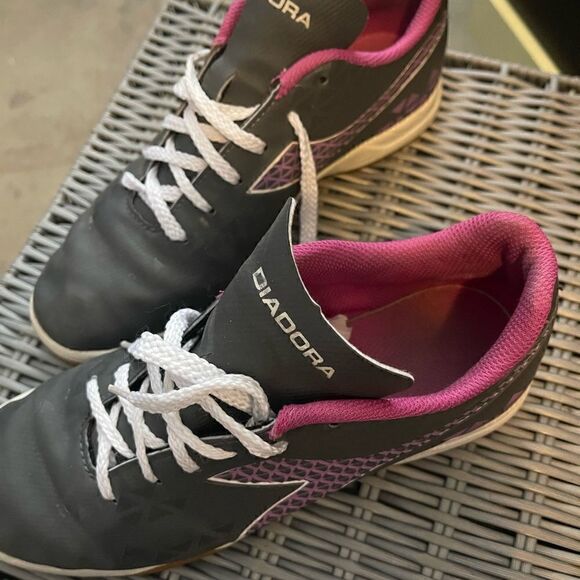 Size 6 Pink and Grey Diadora Indoor Burst Running Shoe - Picture 3 of 8